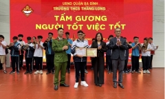 Tuyên dương, khen thưởng nam sinh lớp 9 dũng cảm bắt cướp