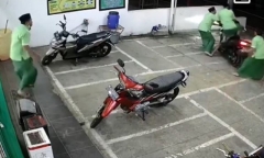 4 nam sinh mặc váy 