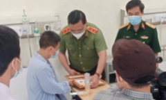 Giám đốc Công an Hà Nội thăm hỏi, trao bằng khen cho tài xế taxi dũng cảm bắt cướp