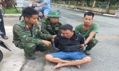 Nghe tiếng hô hoán, chiến sĩ đang trực chốt khống chế tên cướp 
