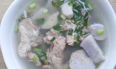 Trời mưa lạnh, làm ngay món canh khoai sọ hầm xương thơm ngon khó cưỡng