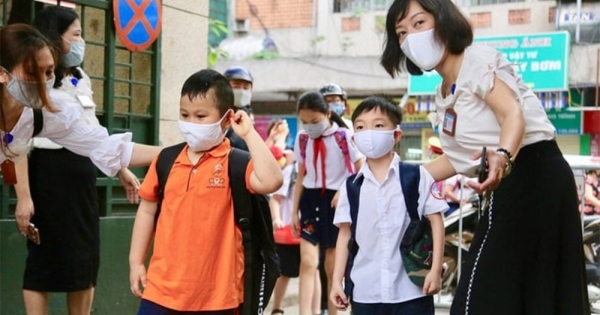 Hà Nội chốt thu 12.000 đồng/giờ đón con muộn hoặc gửi sớm: Phụ huynh vừa  yên tâm vừa đỡ áy náy