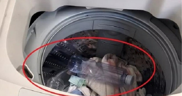 Bỏ hai chai nước vào máy giặt có tác dụng gì?