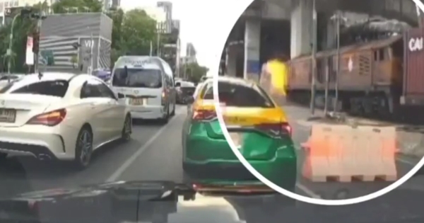 Clip: Khoảnh khắc tàu hỏa đâm vào xe buýt ở Bangkok, 8 người thiệt mạng