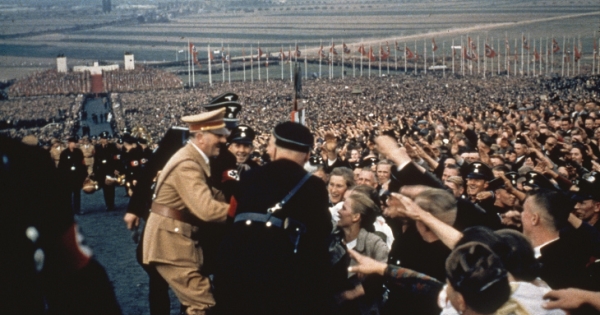 Tôn thờ Hitler: những bức ảnh tên bạo chúa giữa đám đông