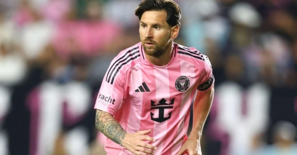 Túm cổ đối phương, Messi và Suarez nhận án phạt 