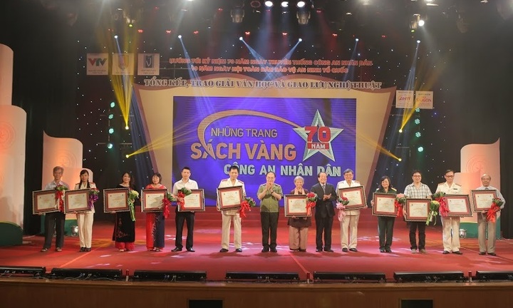 Lễ tôn vinh “Những trang sách vàng 70 năm Công an nhân dân” 