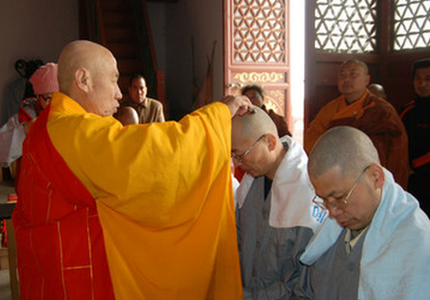Đại gia Trung Quốc coi nhẹ hồng trần xuống tóc xuất gia