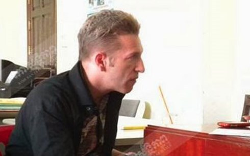 Bắt tạm giam giáo viên nước ngoài 