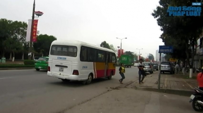 Video: Xe buýt ‘nhái’ náo loạn trên các cung đường