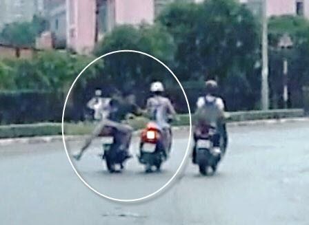 Trăm cảnh sát và người dân truy bắt 2 tên cướp như phim hành động