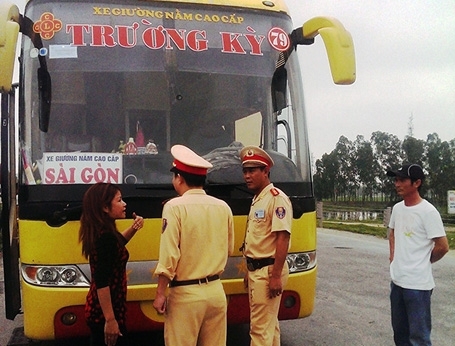 Nhồi nhét khách, nhà xe cố thủ hơn 3 giờ còn lăng mạ CSGT