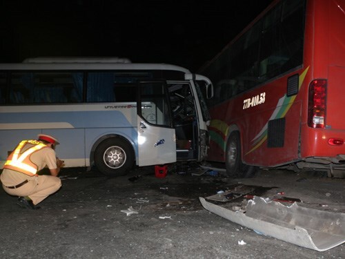 Phú Yên: Hai xe khách tông nhau, 1 người chết, 14 người bị thương