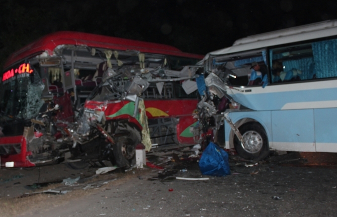 Hai xe khách đối đầu, 1 người chết, 7 người bị thương 