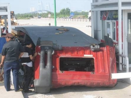 TP HCM: Container thắng gấp bị hàng tấn thép lá đè bẹp đầu