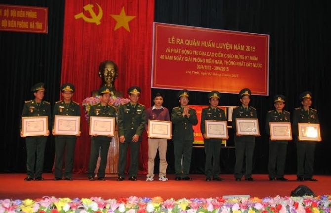 Bộ Tư lệnh BĐBP tặng kỷ niệm chương cho nhà báo vì sự nghiệp biên giới