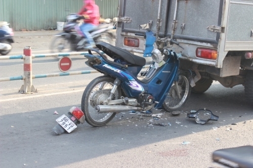 Đồng Nai: Xe máy tông đuôi xe tải, 1 người nguy kịch