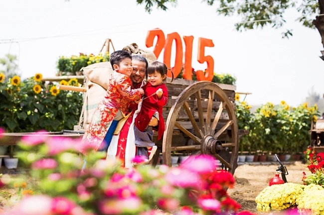 Diễn viên Hùng Cửu Long cùng vợ con du xuân