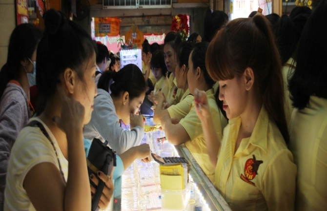 Dân đổ xô mua vàng cầu lộc, giới kinh doanh gặp “thần tài”