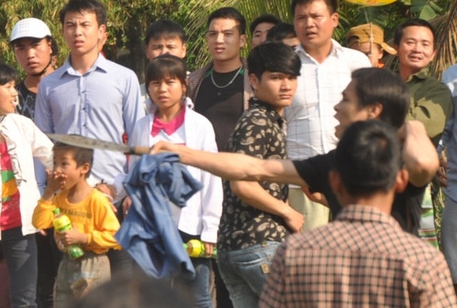 Đi chơi hội, nam thanh niên bị “đoạt mạng” giữa đường