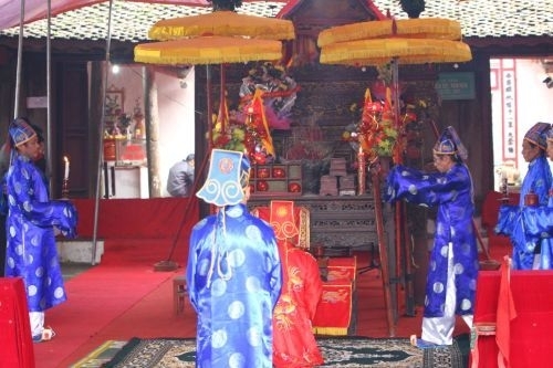 Chen lấn ngất xỉu ở hội Phết: