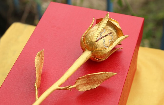 Choáng với đại gia mua bông hồng vàng 250 triệu tặng bạn gái 8/3