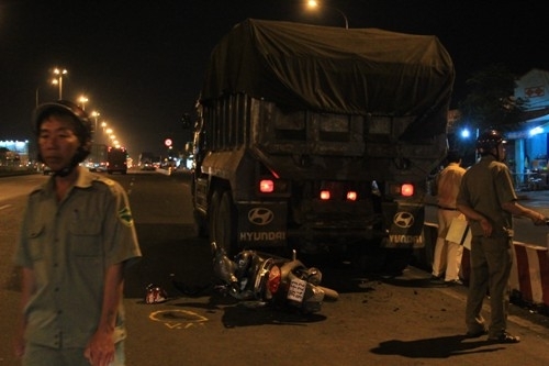 Chạy xe máy vào làn ô tô, 2 phụ nữ nguy kịch