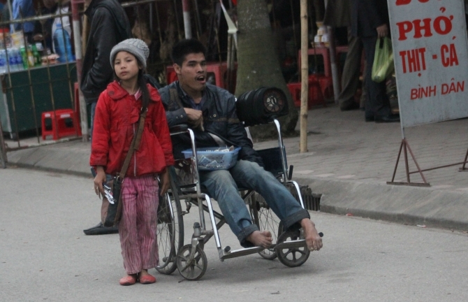 Cái bang bủa vây hành nghề tại lễ hội Khai ấn Đền Trần