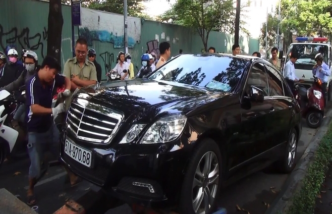 Tài xế đột tử, ô tô Mercedes lao đầu vào xe khách