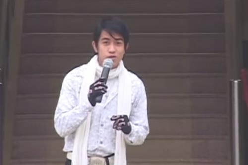 Nam sinh điển trai hát nhạc trữ tình khiến người nghe “nổi da gà”