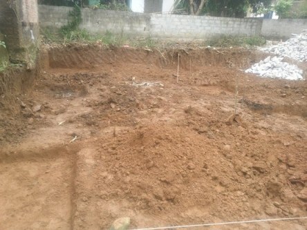 Tá hỏa phát hiện ngôi mộ chôn 10 bộ hài cốt dưới móng nhà