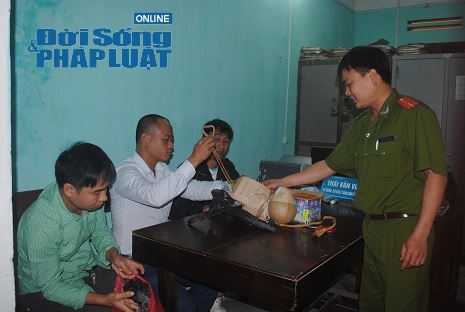 Nhà báo vận động nhiều công dân giao nộp pháo nổ cho công an