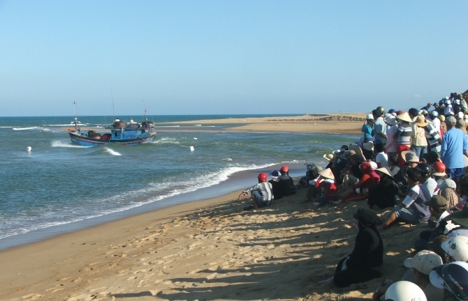 Tàu thuyền vươn khơi bám biển Trường Sa, Hoàng Sa