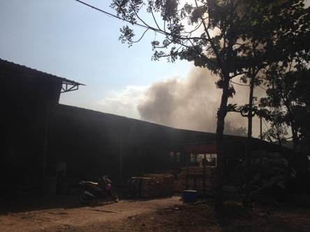 Cháy kho phế liệu, nhiều công nhân hoảng loạn