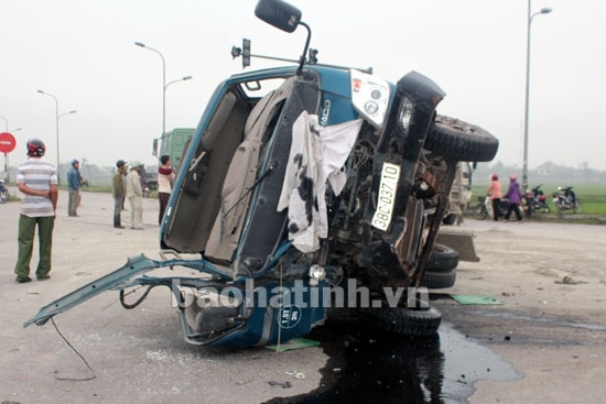 Xe tải quay 90 độ rồi lật nghiêng, 3 người nguy kịch