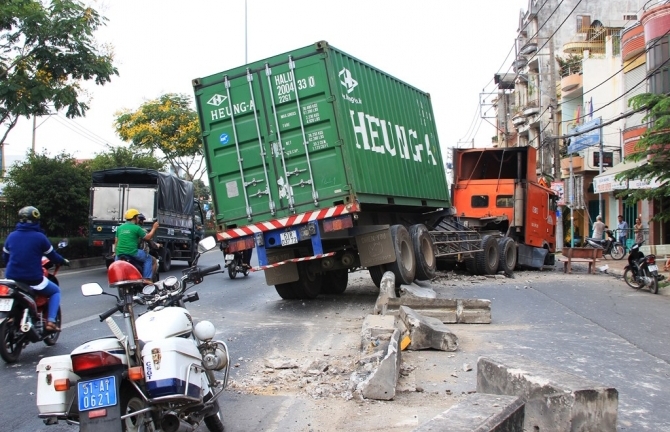 Nổ lốp, xe container mất lái cày nát dải phân cách