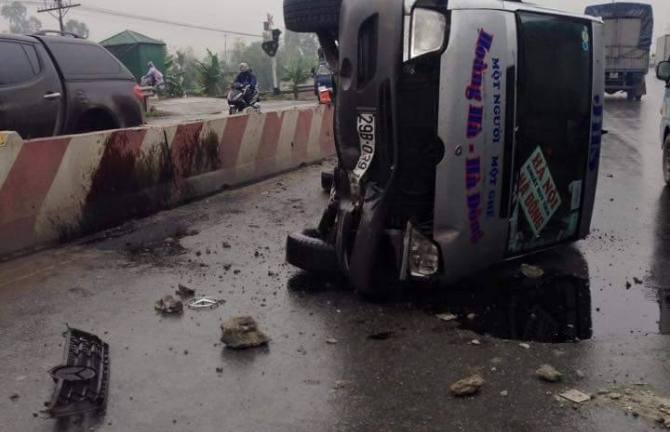 Xe khách lật giữa đường, hành khách gào khóc thảm thiết