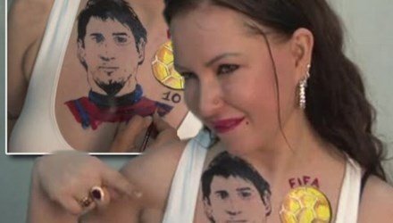 Nữ diễn viên táo bạo xăm hình Messi lên gò “gò bồng đảo”