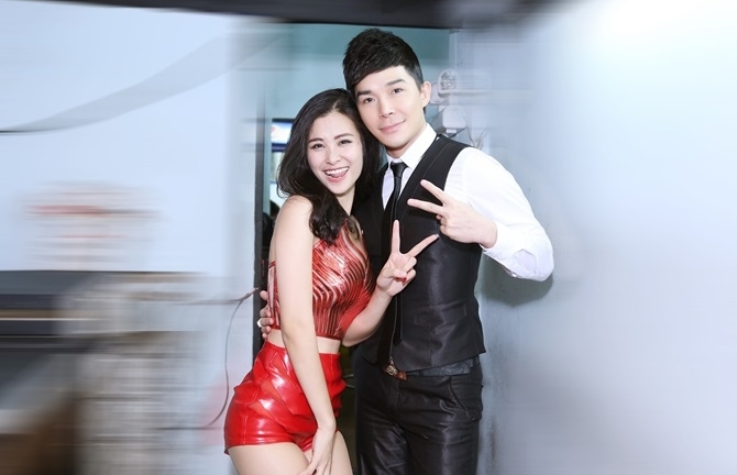 Nathan Lee, Đông Nhi đọ dáng xì tin khó đỡ