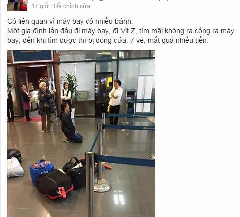 Xôn xao hành khách quỳ sụp ở sân bay Nội Bài