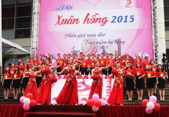 Lễ hội Xuân Hồng 2015: Hàng ngàn người tham gia hiến máu trong mưa rét