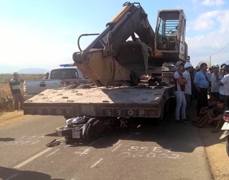 Truy tìm lái xe lùi lại cán chết học sinh rồi bỏ trốn