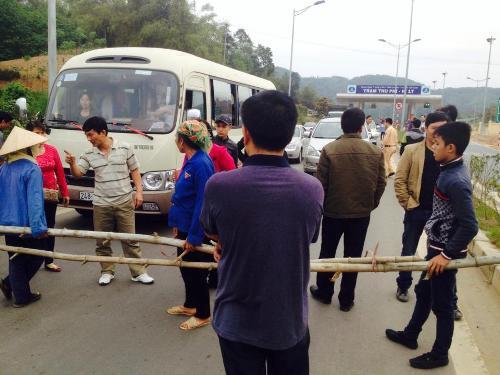 Dân lại rào đường, chặn xe trên cao tốc Nội Bài - Lào Cai