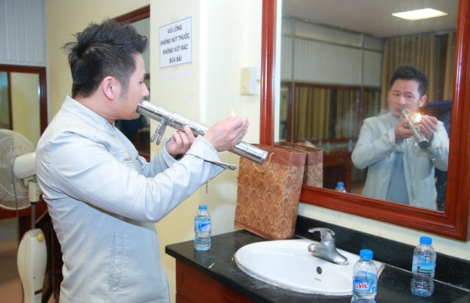 Bằng Kiều vô tư hút thuốc lào trong hậu trường