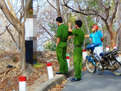 Hoảng hồn phát hiện người đàn ông treo cổ ven đường