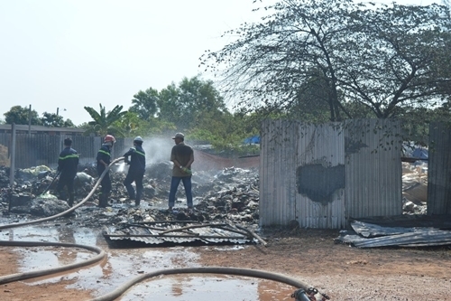 Cháy dữ dội tại kho phế liệu, cả khu phố náo loạn