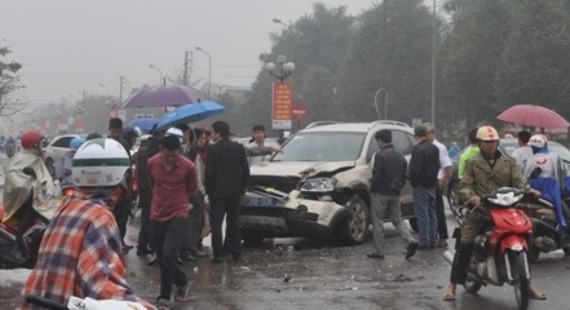 Taxi đối đầu xe biển xanh, 2 xe hư hỏng nặng