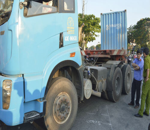 Xe container va chạm xe máy, một người tử vong