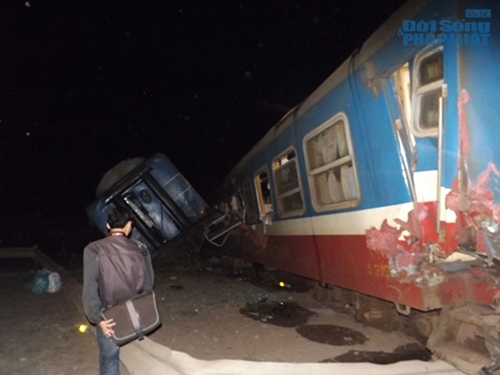 Trắng đêm đưa thi thể lái tàu khỏi hiện trường tai nạn tàu hỏa