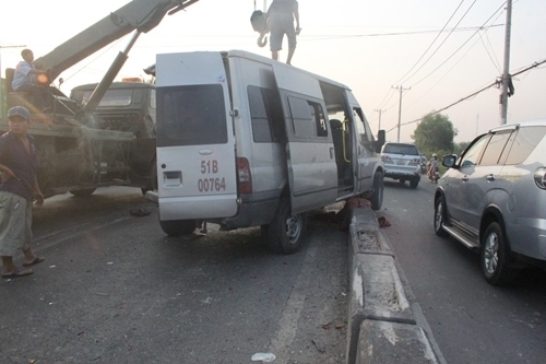 “Hung thần” container đâm xe khách, một người tử vong